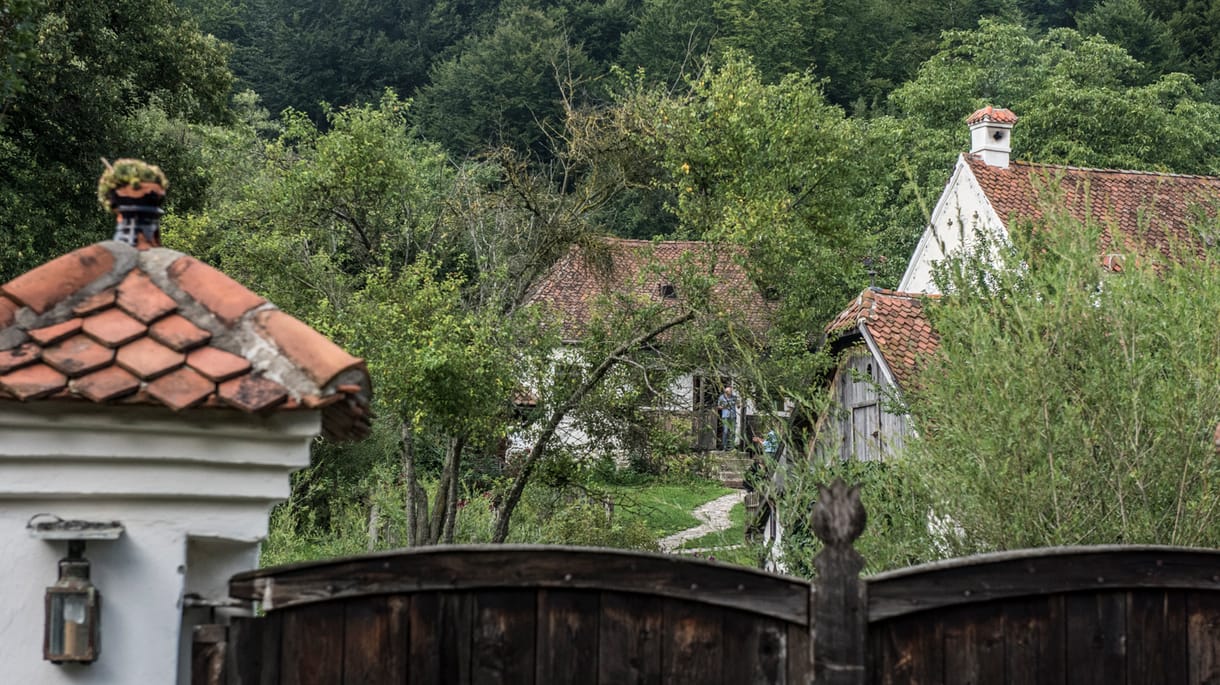 Tudja, hol alhat némi pénzért III. Károly ágyában? Elég ehhez Erdélybe mennie