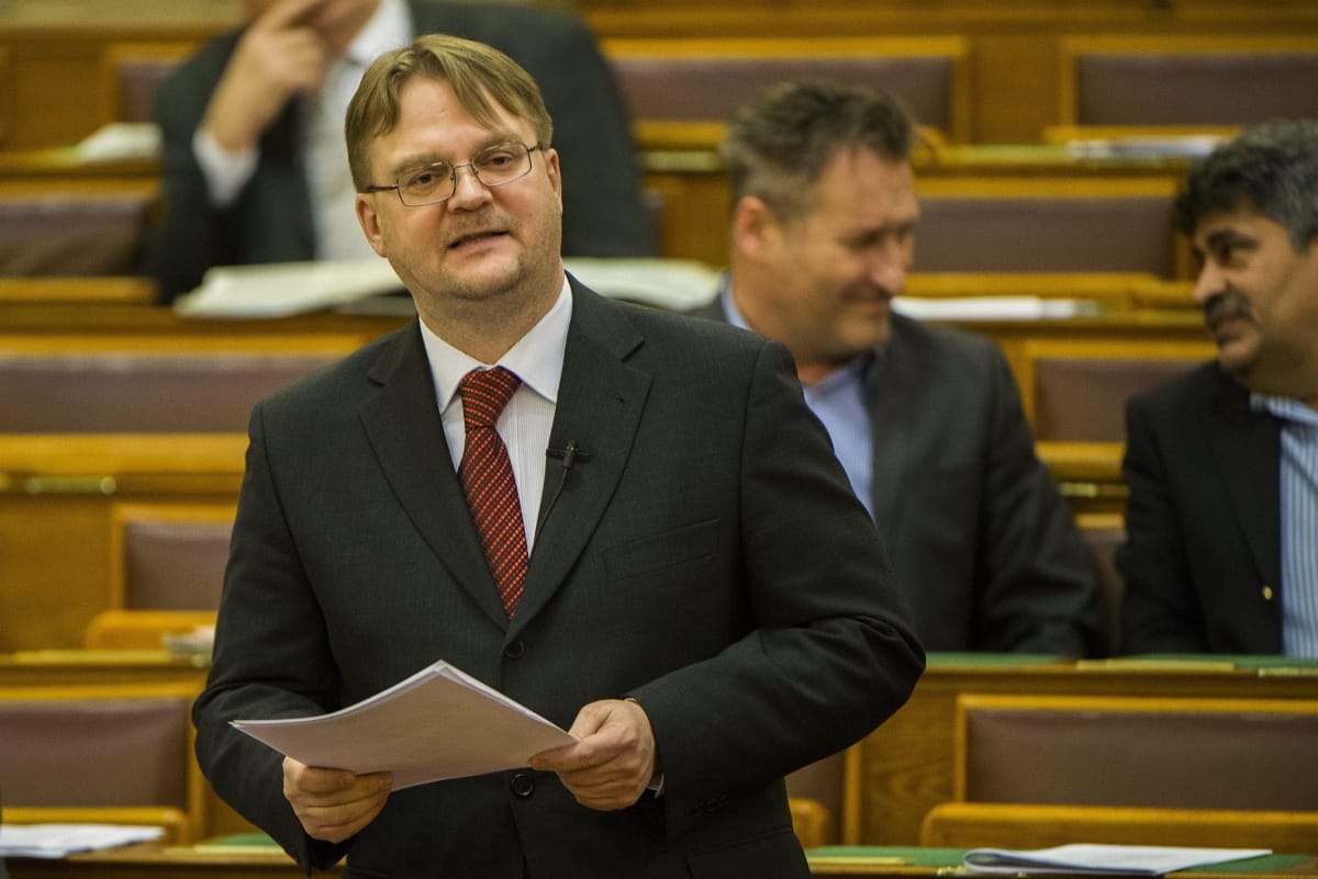 Kirúgták az igazságügyi tárcától Répássy Róbertet