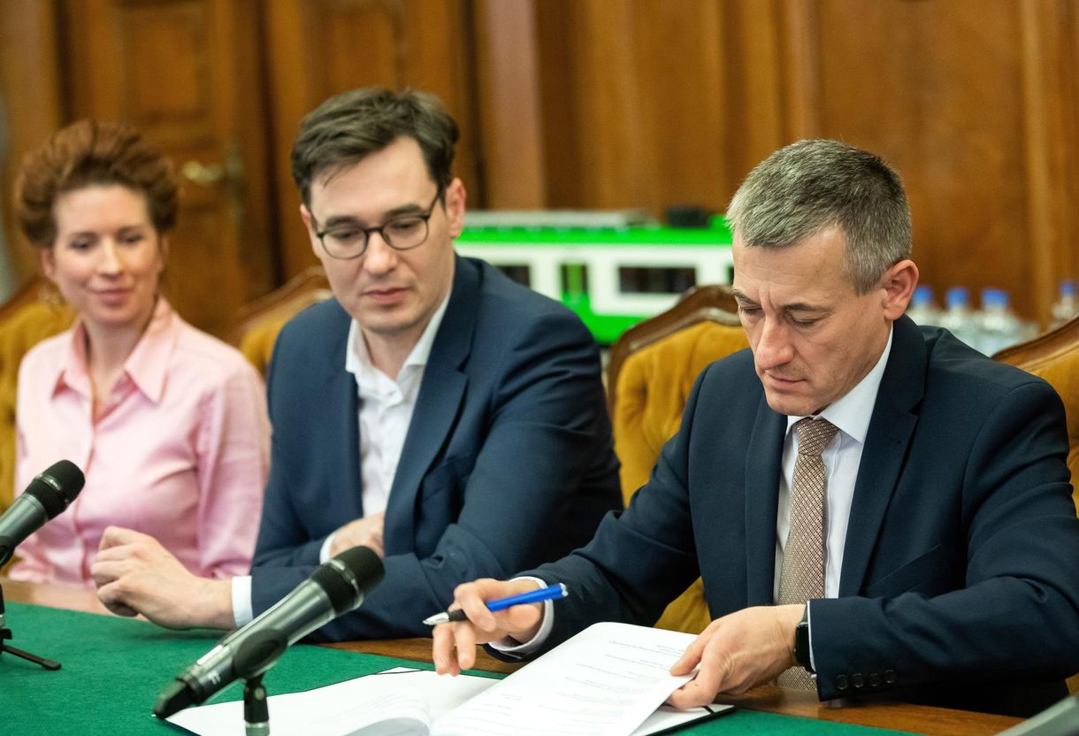 Aláírták a megállapodást: átlag 10 százalékkal nőnek az alapbérek a BKV-nál