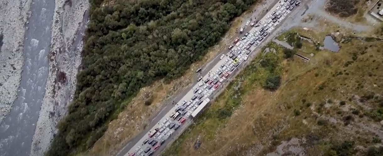 Menekülnek az oroszok a mozgósítás elől, a kilométeres kocsisorokról műholdfelvétel is készült