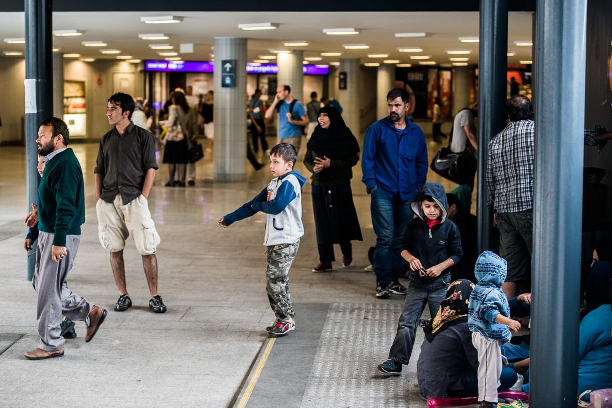 Elindultak a migránsokat a pályaudvarok között szállító ingyenbuszok