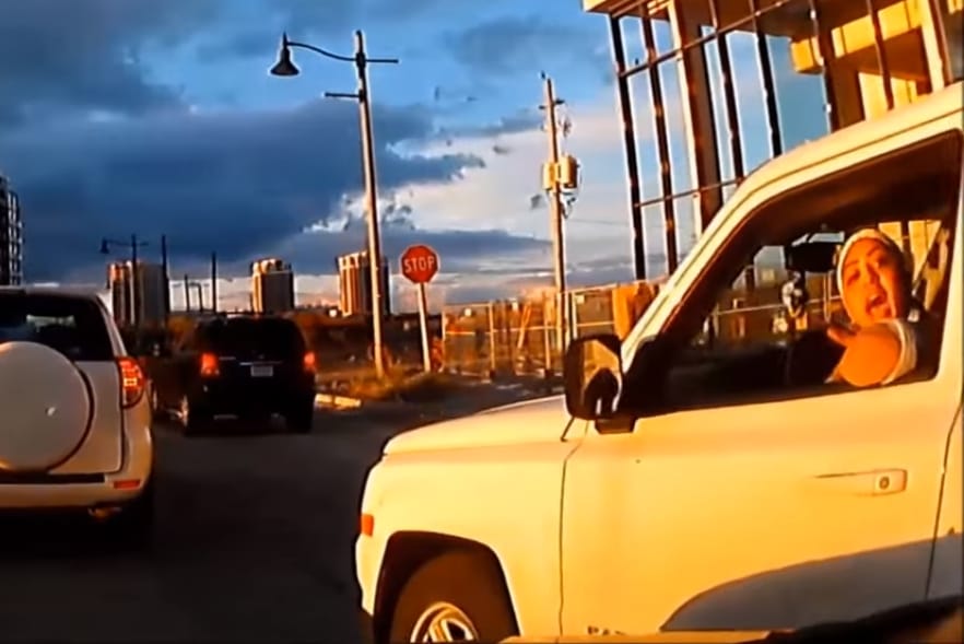 Ilyen autóssal mindenki találkozott már, és mindenki utálja ezt a típust - videó