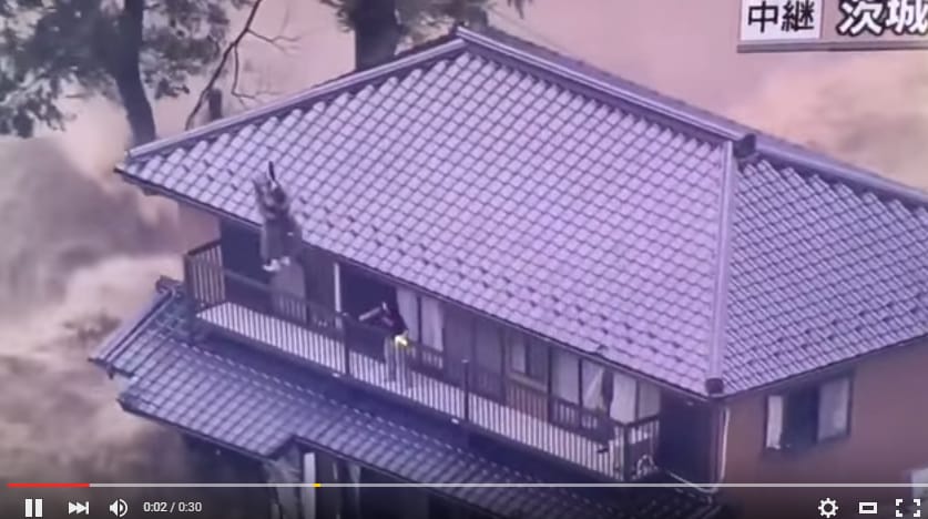 Helikopterrel mentik az embereket a háztetőkről az özönvíz sújtotta Japánban (fotók, videók)