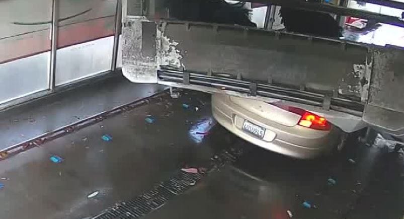 Videó: Szegény autós addig ügyeskedett, amíg az egész kocsimosót lerombolta