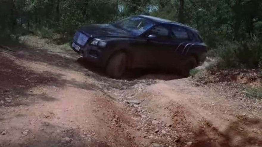 Videó: Így nyúzzák terepen a Bentley Bentaygát