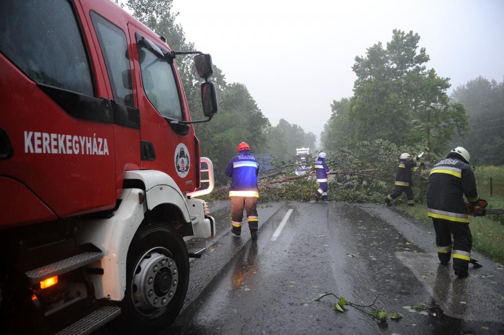 Vihar: letört faágak és elöntött garázsok miatt riasztották a tűzoltókat