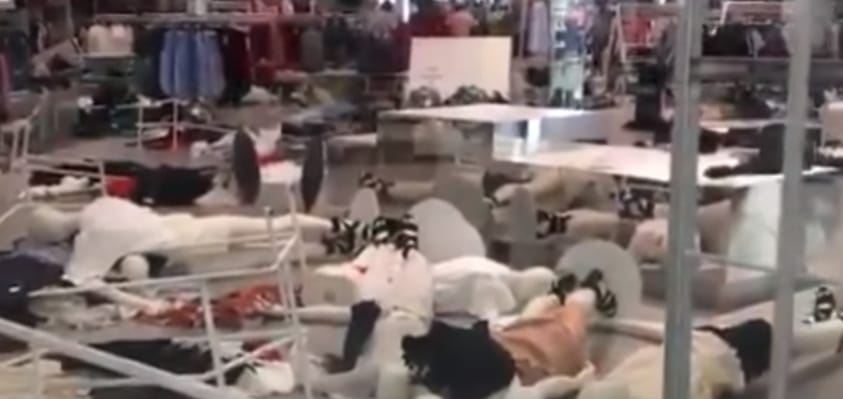 Dühös tüntetők estek neki a H&M üzleteinek a Dél-afrikai Köztársaságban – videó 