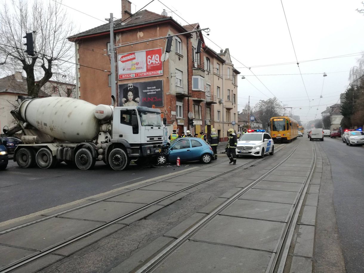 Fotó: betonkeverő és Ford Ka ütközött Zuglóban, nem járnak a villamosok
