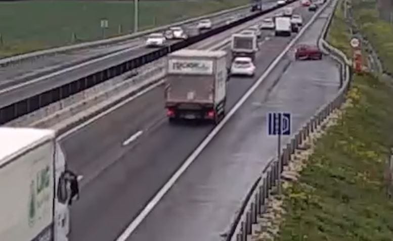 Videón, ahogy egy furgon kilöki az útról az előtte haladó autót az M2-esen