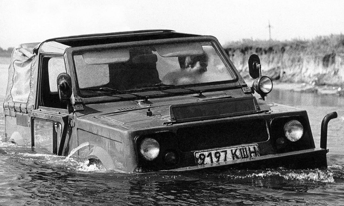 Úszni is tud a Lada Niva elfeledett testvére, kezdje vele az új évet, mutatjuk