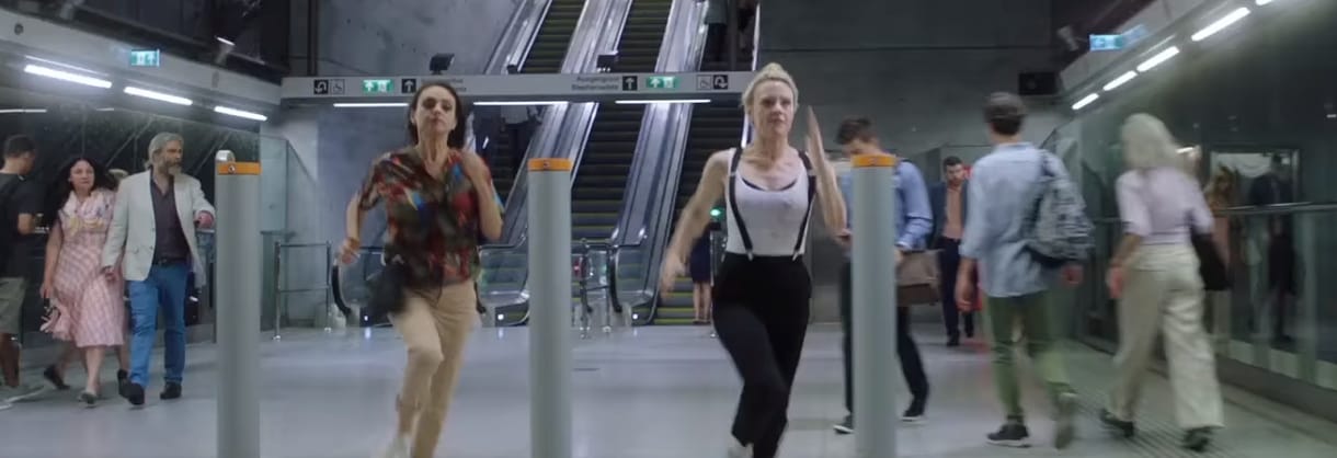 Így rohangált Budapesten Mila Kunis