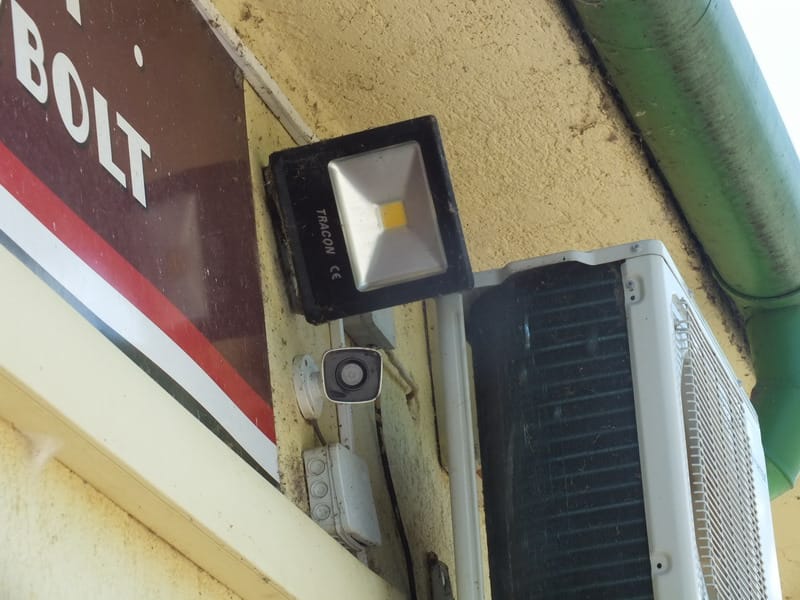 Vevők zavartak el egy dohánybolti rablót Velencén – videó