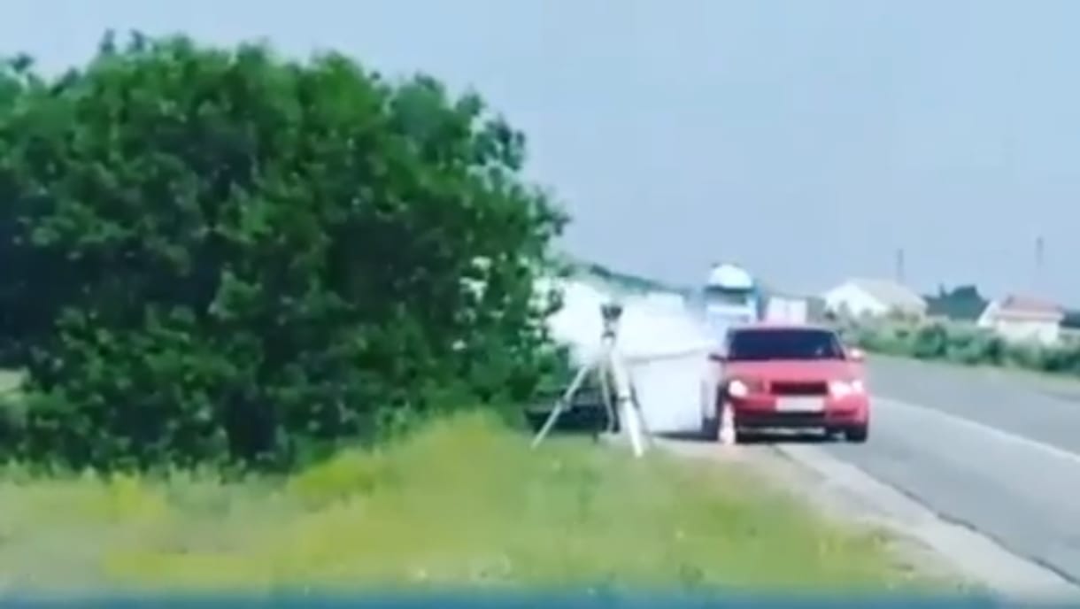 Poroltóval fújtak le egy traffipaxozó rendőrt Oroszországban
