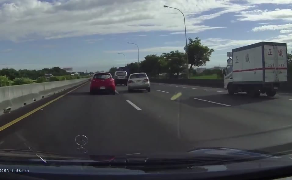 Itt egy videó, ami után egy életre elfelejti a gyorshajtást