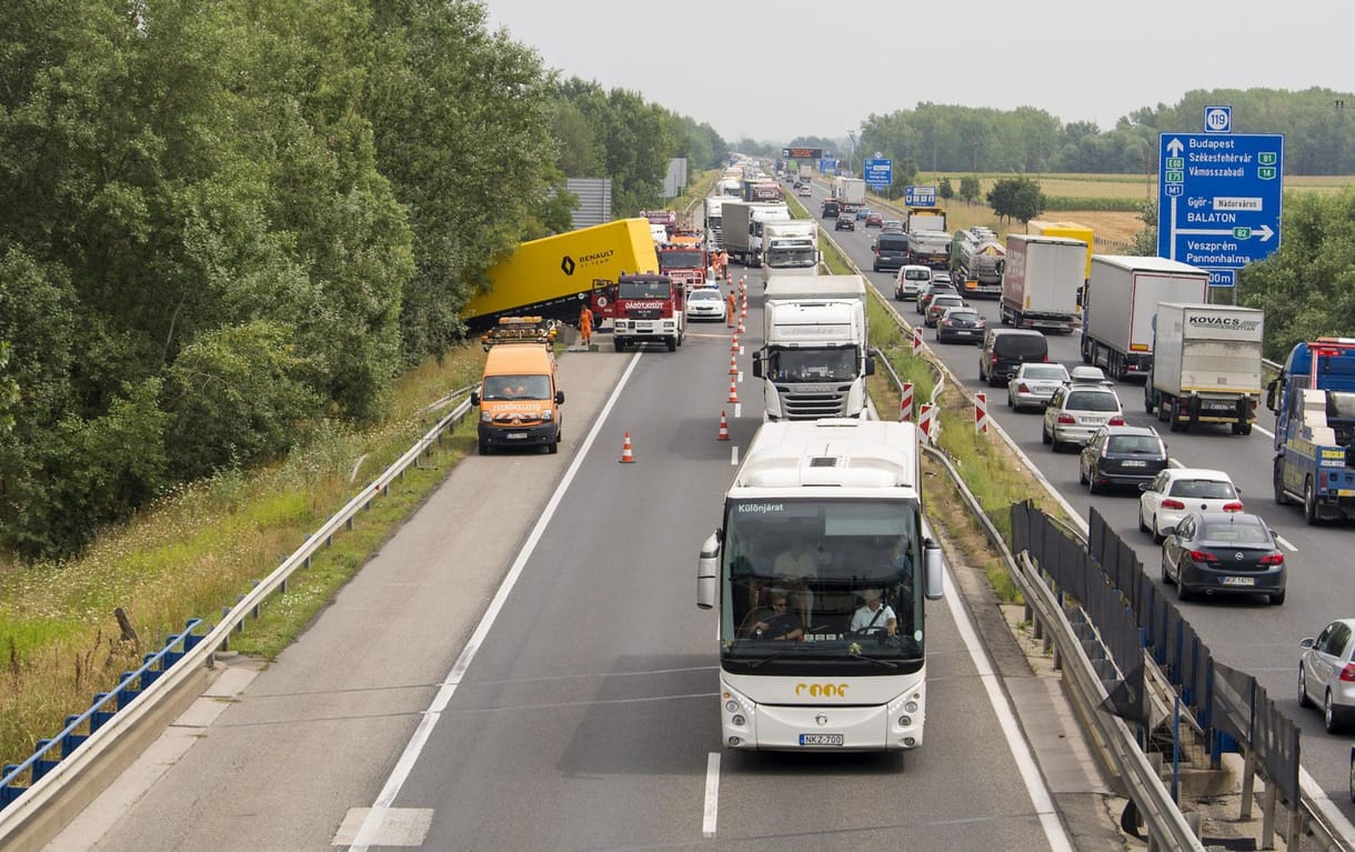 Rengeteg a baleset, három autópálya is érintett