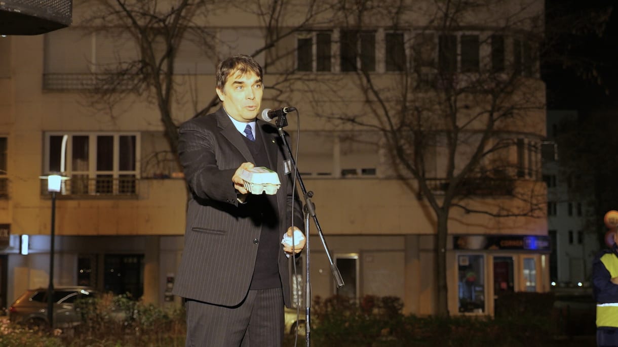 Tojást vitt magával a lelkész, hogy megdobálhassák őt a Balog Zoltán ellen tüntetők – videó