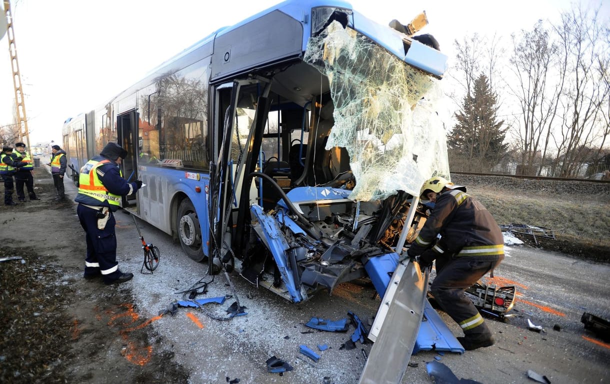 Így néz ki egy busz, ha kukásautóval ütközik (fotók)