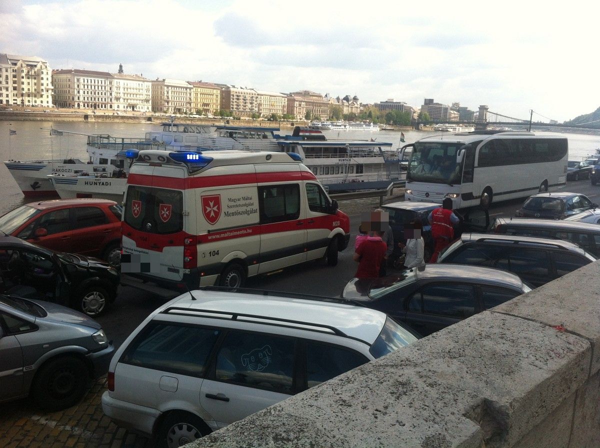 Négy autó ütközött a budai rakparton – fotók
