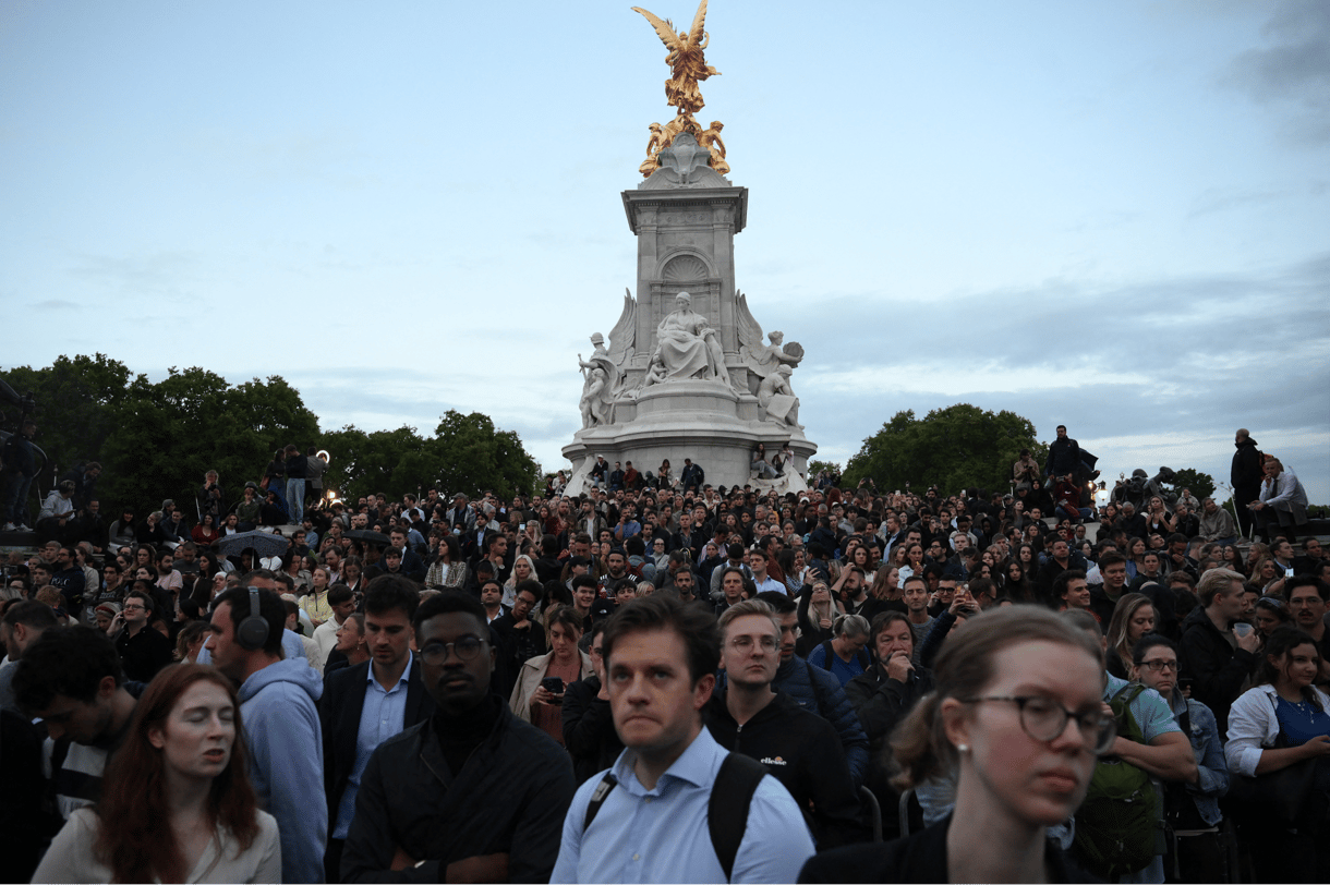 Gyászol a tömeg a Buckingham-palota előtt - fotók