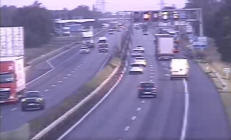 Vakon hajtott az álló kamion felé a furgon az M1-esen, amíg el nem találta – videó