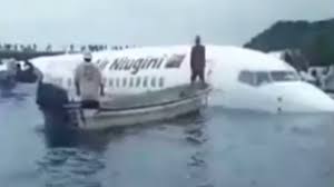 Nem tudott megállni a leszállópályán, a tengerbe zuhant egy Boeing – videó