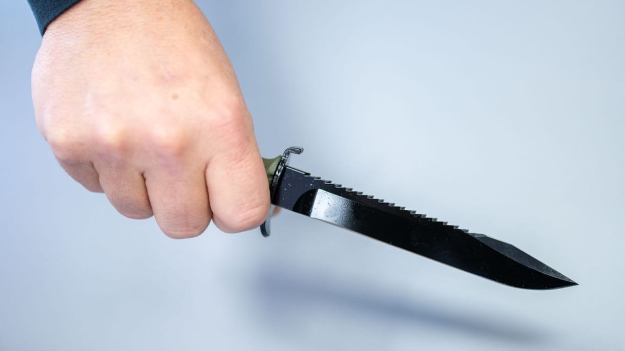 Tüntetés lesz Pozsonyban, miután megkéseltek egy magyarul beszélő fiatalt