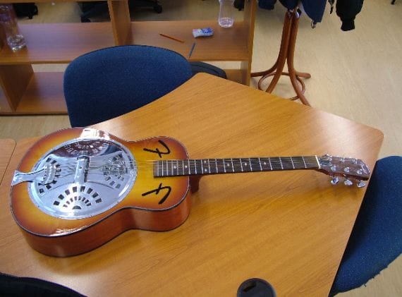 Félmilliós kárt okozott egy kifli miatt a csongrádi gitáros vandál