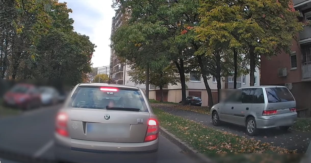 Dugó van? Elférek a járdán! - videón a türelmetlen miskolci autós