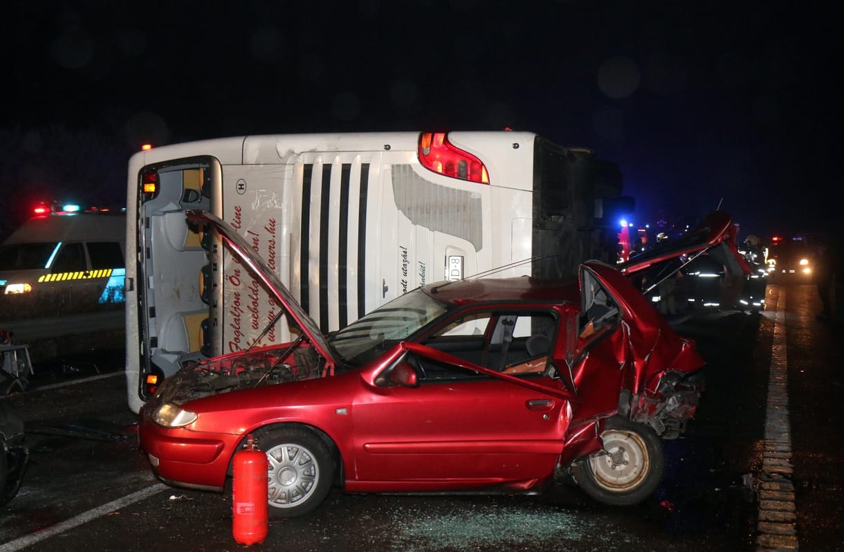 Újabb halálos áldozata van az M3-ason történt buszbalesetnek