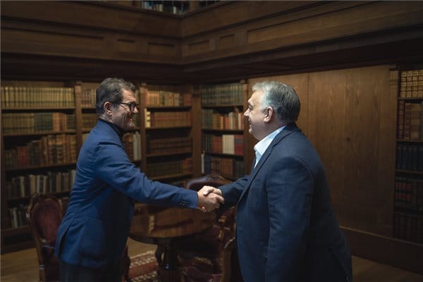 Orbán Viktor lekezelt Fabio Capellóval