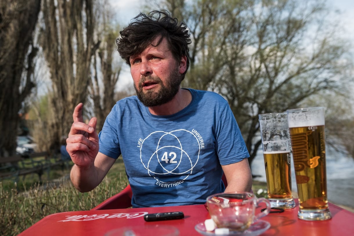 Peer Krisztián szkafanderrel védekezik a NER ellen
