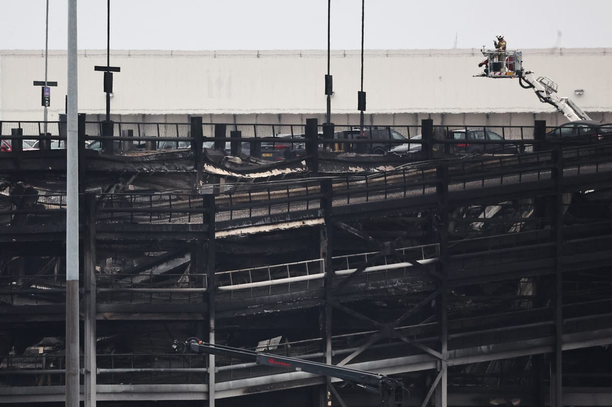 Teljesen kiégett a lutoni reptér parkolóháza - képek