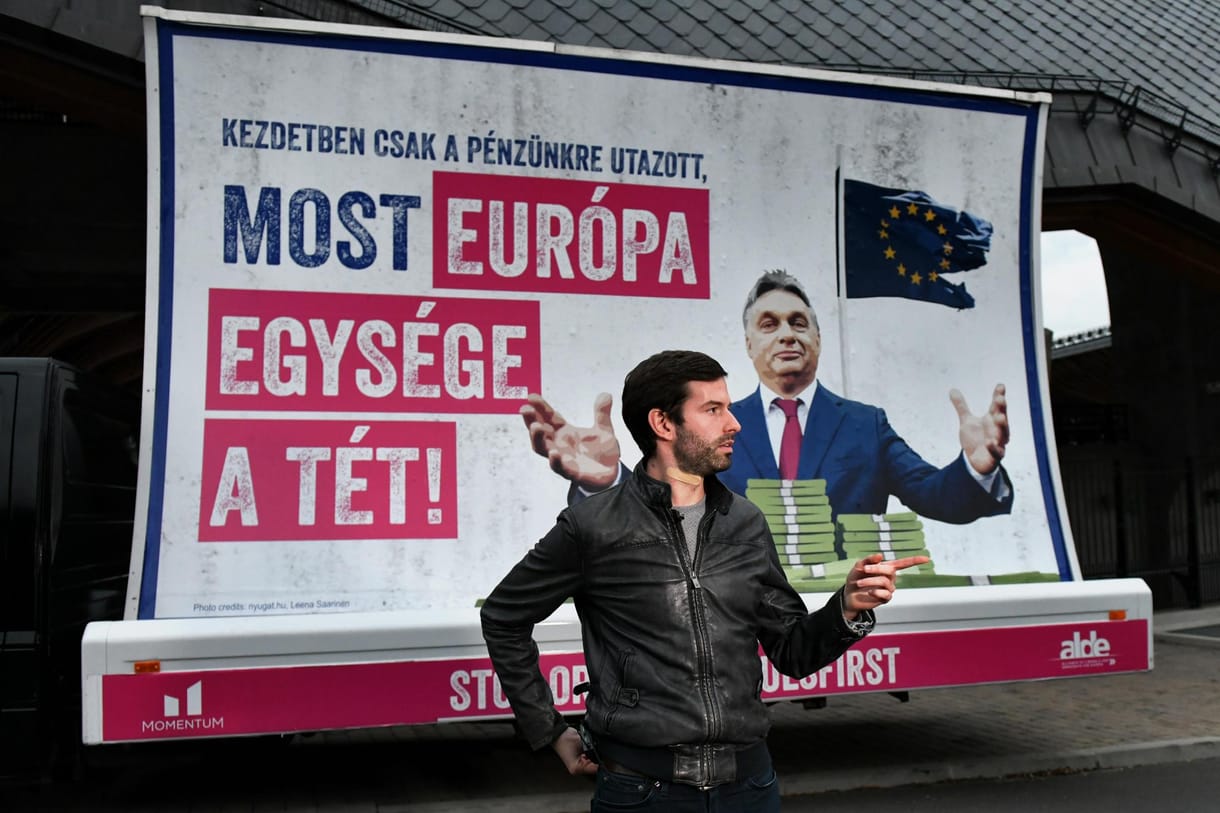 Orbán háza elé vitte az Orbán-ellenes plakátot a Momentum
