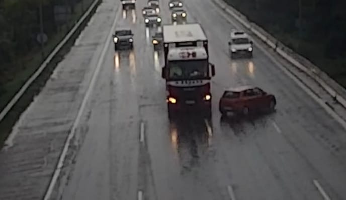 Felborult egy kamion a 6-os főúton