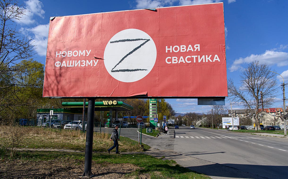 Sorra tűnnek el az orosz városokból a háborút reklámozó óriásjelvények
