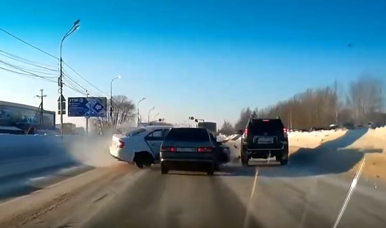 Itt az első, igazán komoly téli baleset Oroszországból – videó