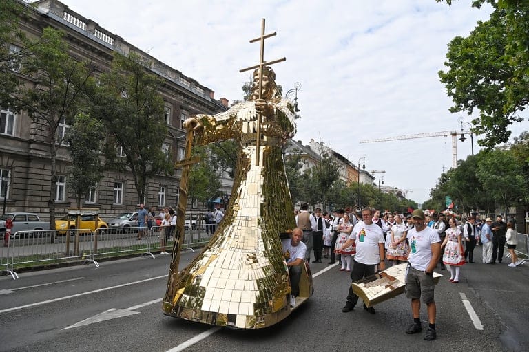 Parti Nagy Lajos az én hetemben: Parodisztikus Szent Istvánnal a nemzeti dicsőség giccsőséggé lesz