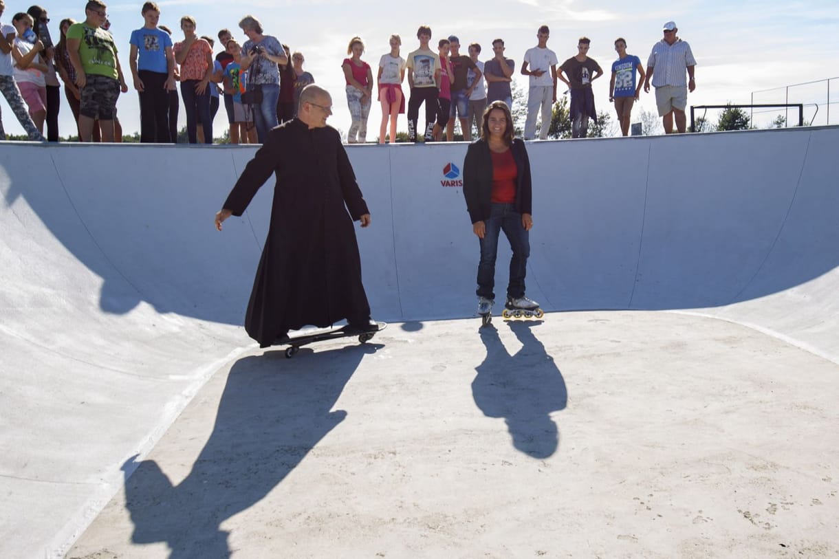 Az ország leglazább plébánosával avatott fel egy skateparkot Novák Katalin – fotók