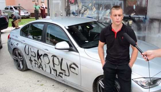 Saját autóját is telefújta uszító feliratokkal, aztán áldozatként nyilatkozott