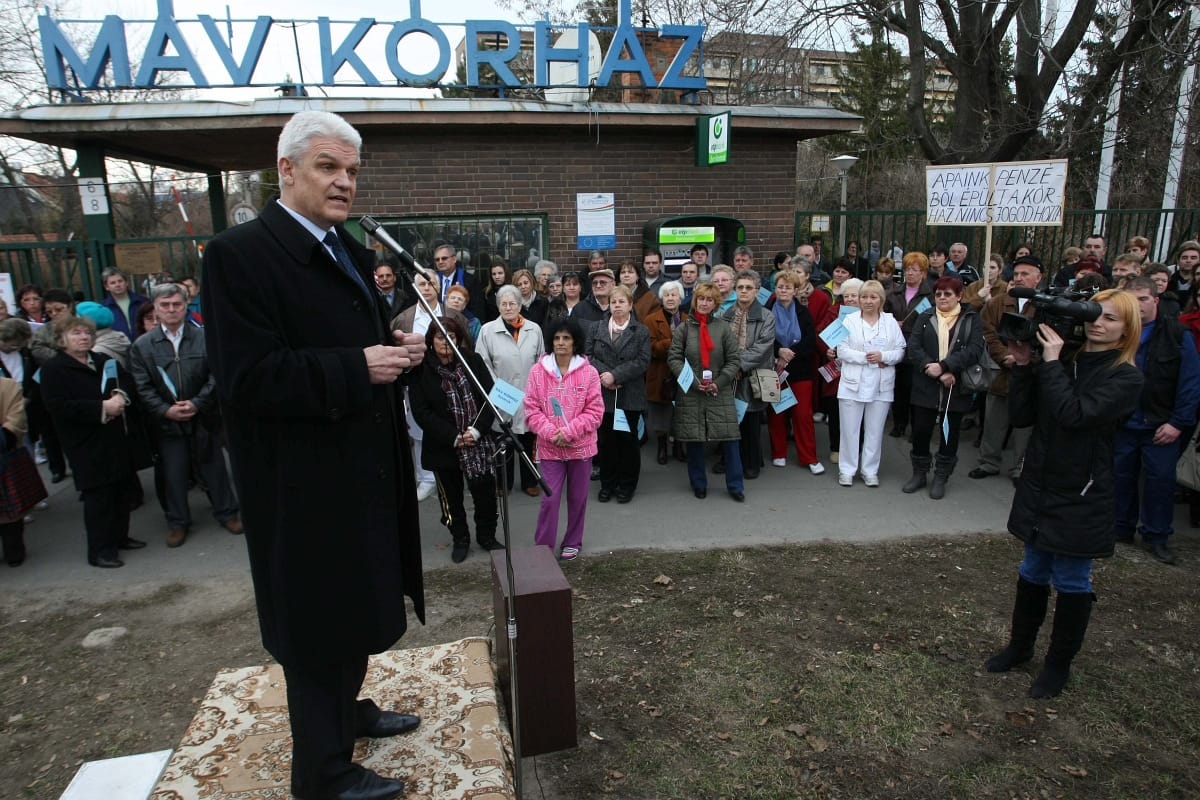 Fotók: százak demonstráltak a szolnoki MÁV Kórház megmaradásáért