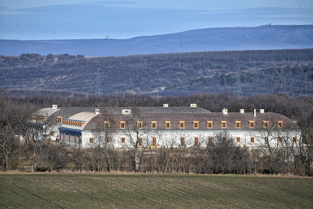 NZZ: Orbán király árulása – nő a szegénység, ő meg kastélyt épít