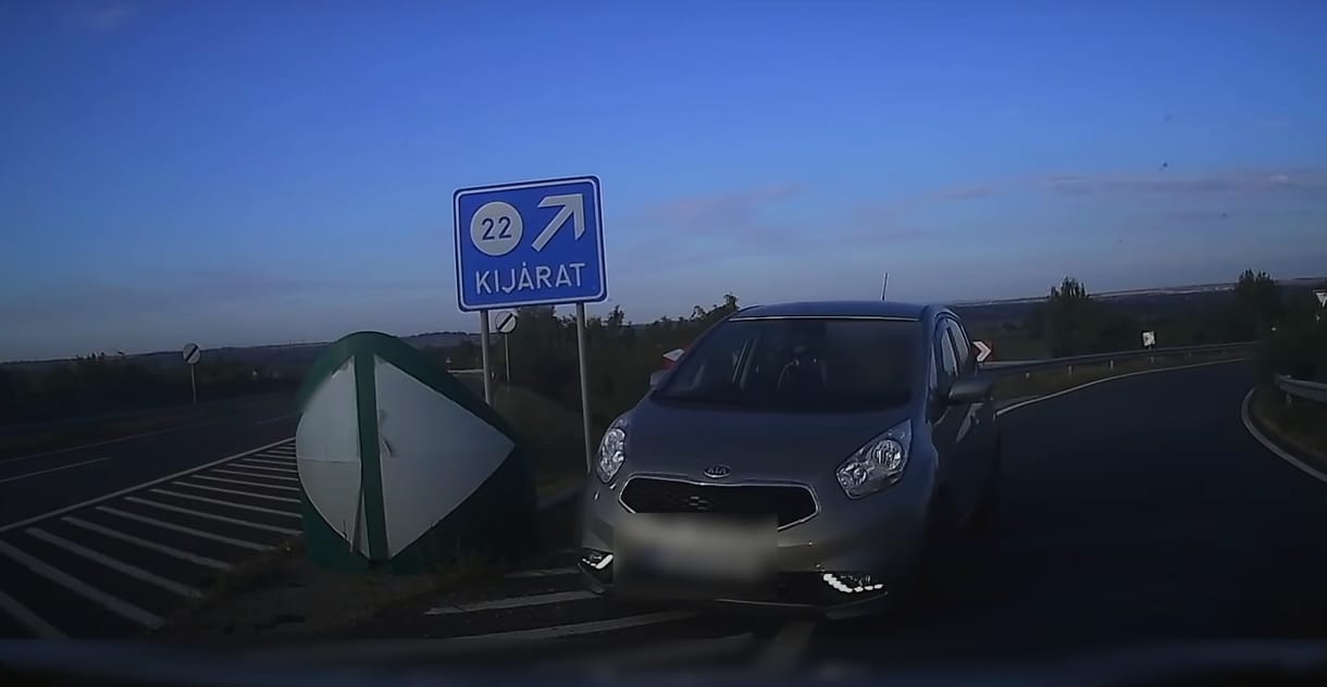 Hiába győzködték az autóst, csak felhajtott szemből az M6-osra – videó