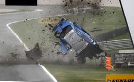 Szalagkorlátnak csapódott és darabokra tört az Audi – videó