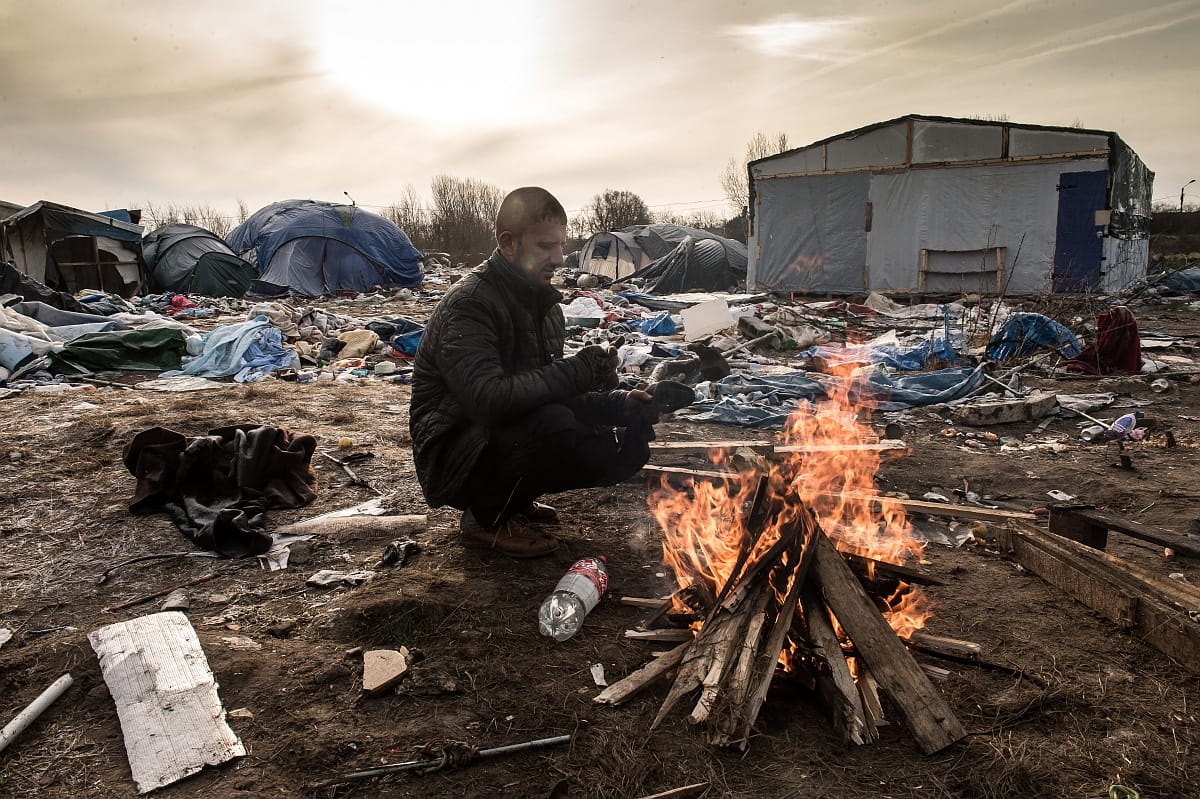 Videó: Egy embert megkéseltek a Calais-i menekülttáborban kitört tömegverekedésben