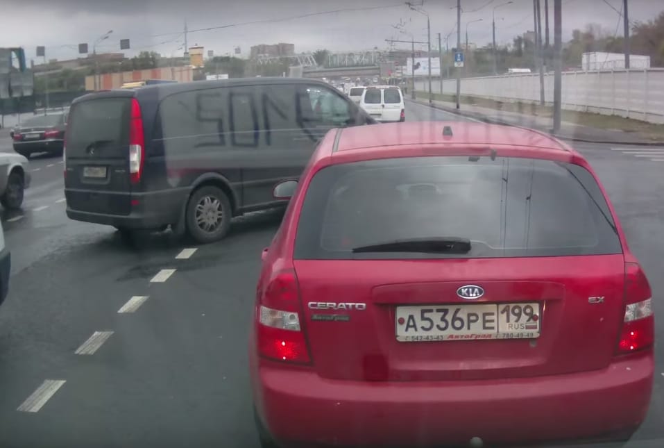 Máris itt a nap találós kérdése: ez az orosz autós mégis mit akart? - videó