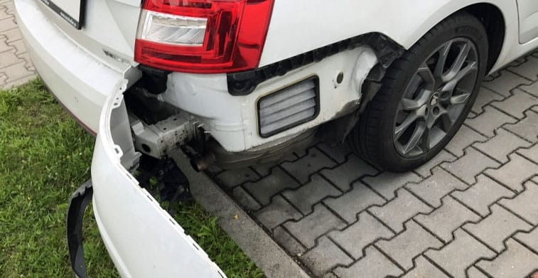 Mi az a kis csapóajtós nyílás a kocsik ütközője alatt?
