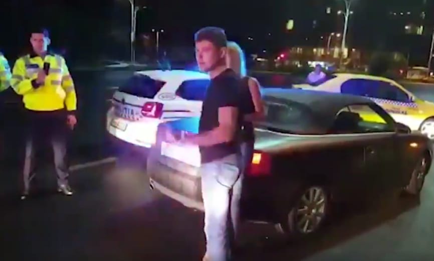 Videó: A román kabriós politikus ágyékon rúgta az őt igazoltató rendőrt – nem kellett volna