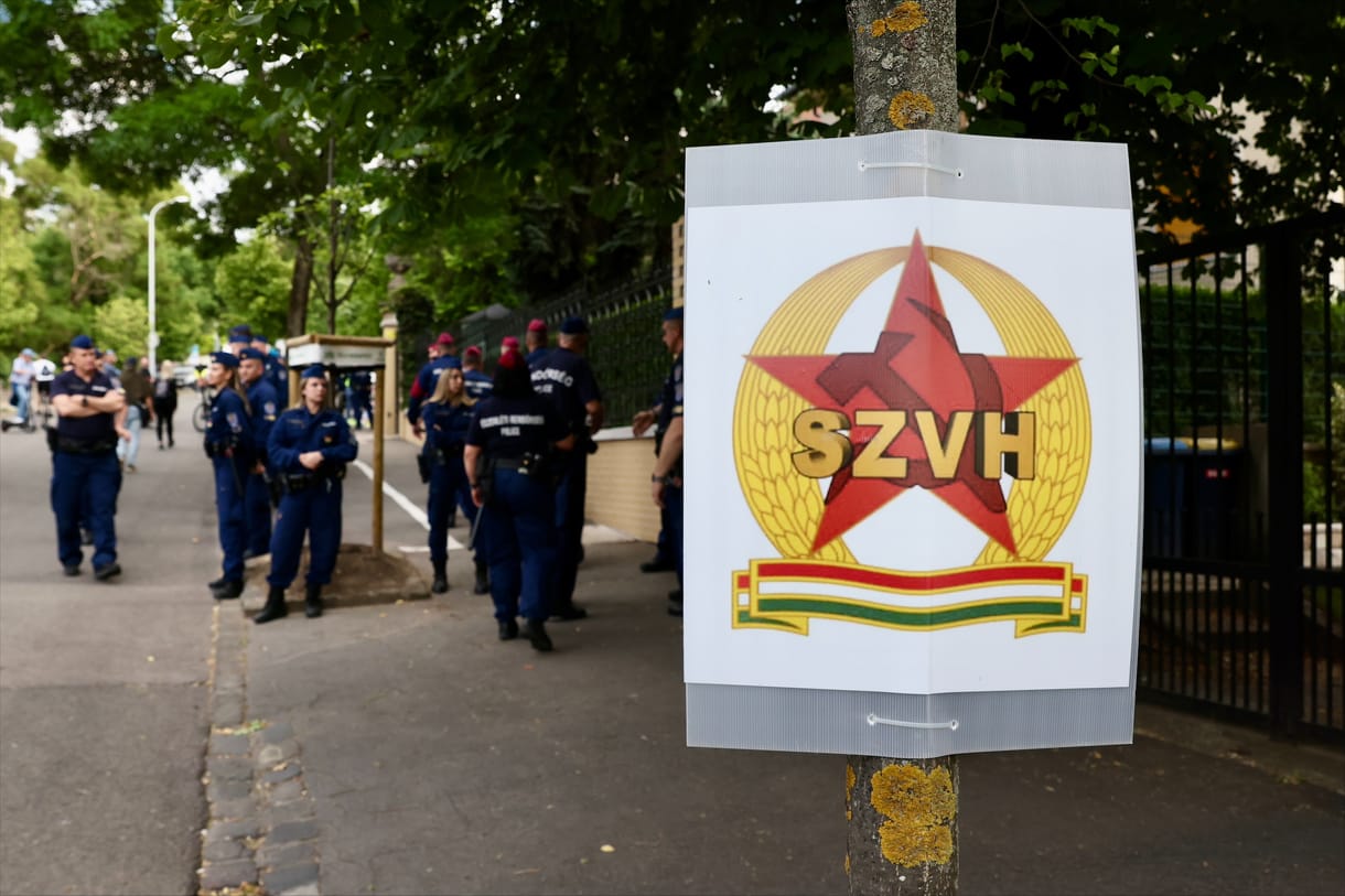 „ÁVH! ÁVH!” – skandáltak a Szuverenitásvédelmi Hivatal előtt Hadházyék
