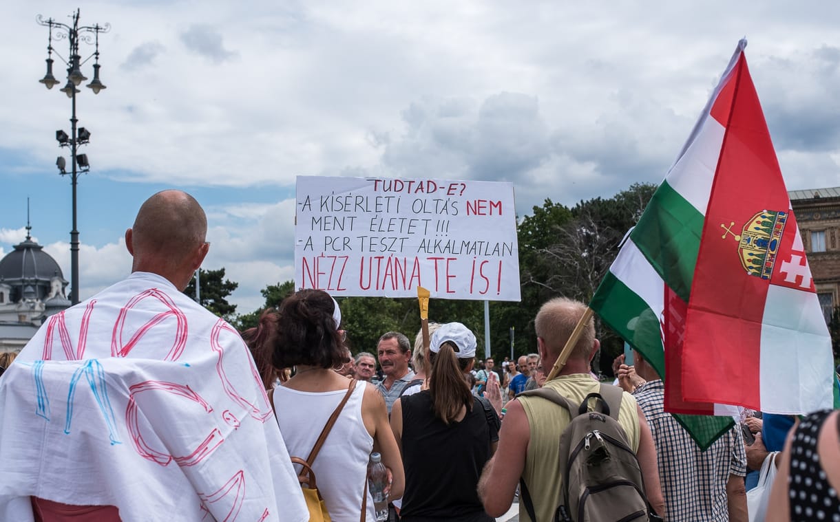 A konteógyártó kormány rájött, milyen veszélyes az oltásellenesek összeesküvés-elmélete