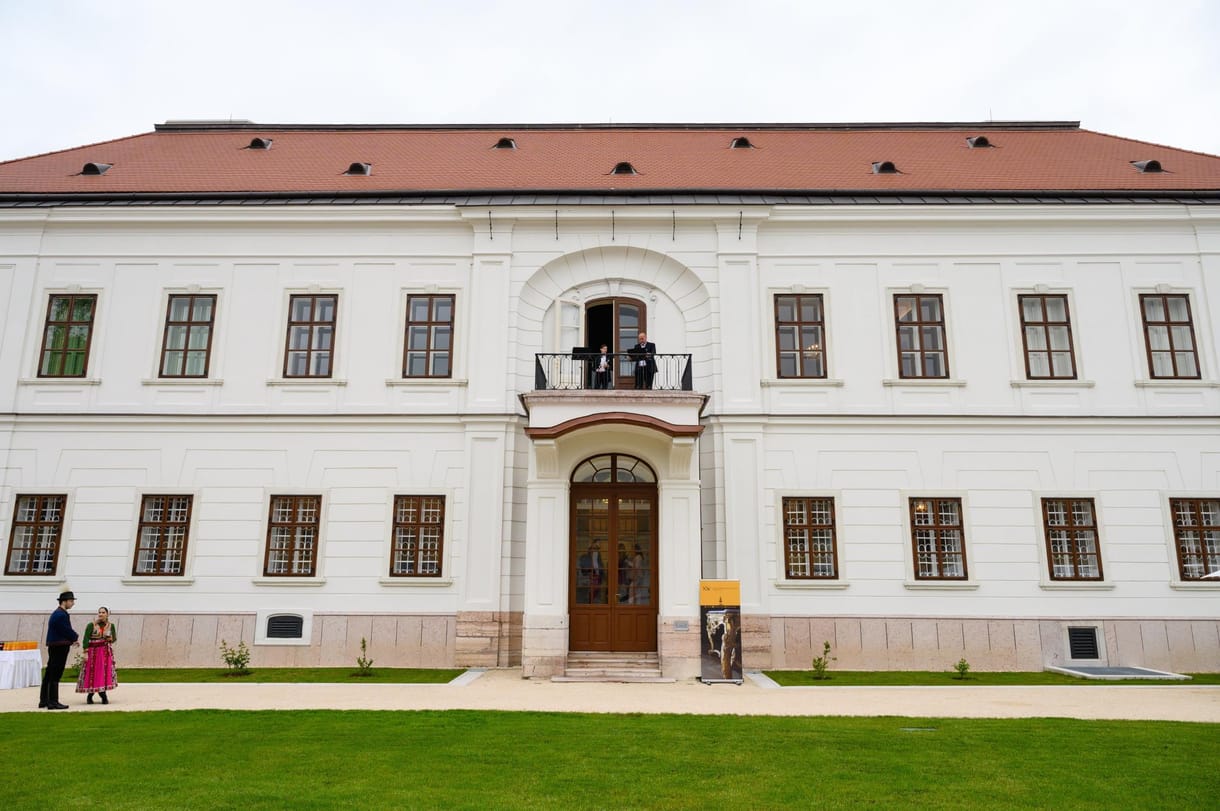 Átadták a felújított Esterházy-kastélyt Tatán